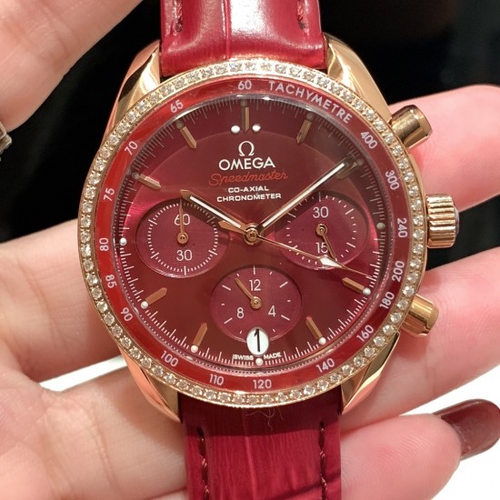★实拍 欧米茄-OMEGA 六针超霸系列多功能石英 女士腕表 表盘內设有横向椭圆形小表盘,6点钟位置设有垂直椭圆日历窗口。时针、分针及小秒盘的秒针均经过镀铑处理,( Omega)超霸系列以其标志性的外观设计以及精准走时的机芯品质深受消费者的喜爱。超霸系列的配色款式很多,提供给了消费者很多的选择 ★实拍 欧米茄-OMEGA 六针超霸系列多功能石英 女士腕表 表盘內设有横向椭圆形小表盘,6点钟位置设有垂直椭圆日历窗口。时针、分针及小秒盘的秒针均经过镀铑处理,( Omega)超霸系列以其标志性的外观设计以及精准走时的机芯品质深受消费者的喜爱。超霸系列的配色款式很多,提供给了消费者很多的选择
