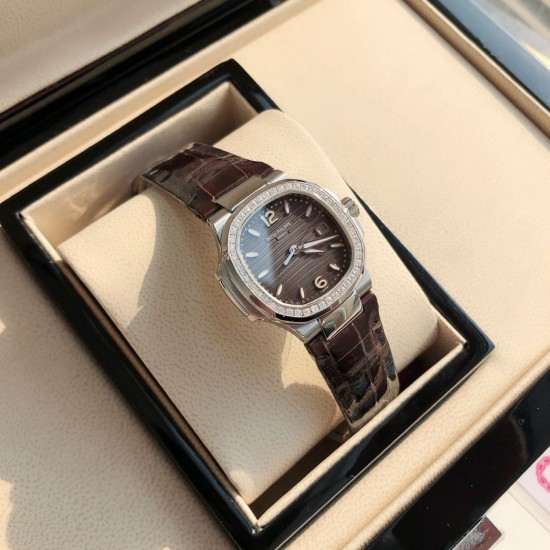 百达翡丽7010R最美鹦鹉螺32mm表徑精巧独特舷窗结构表壳,完美优雅风格,采用不锈钢18k镀玫瑰金。水平横纹浮雕图案的表盘。表圈镶嵌46颗天然南非钻石美洲鳄鱼皮表带 百达翡丽7010R最美鹦鹉螺32mm表徑精巧独特舷窗结构表壳,完美优雅风格,采用不锈钢18k镀玫瑰金。水平横纹浮雕图案的表盘。表圈镶嵌46颗天然南非钻石美洲鳄鱼皮表带