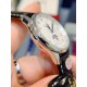 【赵丽颖同款】Longines浪琴 名匠系列女士腕表。全新浪琴名匠月相腕表系列。 诠释女性高贵典雅。精钢表壳直径:34毫米尺寸。官方一致6字位月相1-31日期显示功能。进口石英机芯。三码合一。采用进口头层牛皮、原装蝴蝶扣。珍珠母贝表盘在女表中是运用较多的元素,浪琴为其搭配了12颗钻石时标,将女性魅力发挥到极致。盘面6点钟位置的小表盘显示月相和日期,兼顾实用性和浪漫感,精巧别致。字表盘扫描打版,颜色、“麦粒”格纹深浅、内影字体大小粗细与正品完全一致。 【赵丽颖同款】Longines浪琴 名匠系列女士腕表。全新浪琴名匠月相腕表系列。 诠释女性高贵典雅。精钢表壳直径:34毫米尺寸。官方一致6字位月相1-31日期显示功能。进口石英机芯。三码合一。采用进口头层牛皮、原装蝴蝶扣。珍珠母贝表盘在女表中是运用较多的元素,浪琴为其搭配了12颗钻石时标,将女性魅力发挥到极致。盘面6点钟位置的小表盘显示月相和日期,兼顾实用性和浪漫感,精巧别致。字表盘扫描打版,颜色、“麦粒”格纹深浅、内影字体大小粗细与正品完全一致。
