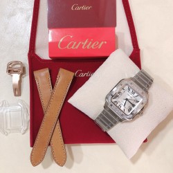 实拍【BV出品】santos de Cartier腕表 山度士女装表款 表壳 表圈镶嵌206颗明亮式切割圆钻 七角形表冠 镶嵌一颗多切面蓝宝石 阳光射线纹饰效果表盘，剑型蓝钢指针 蓝宝石水晶镜面 配备“SmartLink”表链调节装置 第二条可配鳄鱼皮或牛皮表带 搭配双重折叠表扣 表带均配备“QuickSwitch”表带快速替换装置 表壳宽度：35.1毫米 表壳厚度：8.83毫米 防水深度10巴（约100米）