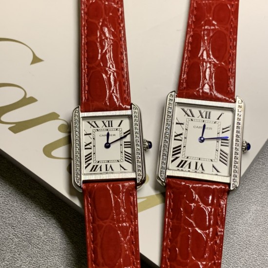 实拍【精品升级版】卡地亚超薄坦克Cartier Tank Solo系列,一款百搭 性价比又高的手表 采用瑞士石英机芯,圆珠形表冠,镶嵌一颗凸圆形合成尖晶石,镀银珠光表盘,罗马数字时标,剑形蓝钢指针,蓝宝石水晶镜面,可搭配进口鳄鱼纹牛皮表带,另有多种颜色荔枝纹原版皮为你打造个性化腕间配饰,直径:小号2431mm,中号2734mm。佩戴舒适柔软服帖,上手显得高贵又典雅,很气质很女人独家货源。「认准细节,欢迎质量对比」 实拍【精品升级版】卡地亚超薄坦克Cartier Tank Solo系列,一款百搭 性价比又高的手表 采用瑞士石英机芯,圆珠形表冠,镶嵌一颗凸圆形合成尖晶石,镀银珠光表盘,罗马数字时标,剑形蓝钢指针,蓝宝石水晶镜面,可搭配进口鳄鱼纹牛皮表带,另有多种颜色荔枝纹原版皮为你打造个性化腕间配饰,直径:小号2431mm,中号2734mm。佩戴舒适柔软服帖,上手显得高贵又典雅,很气质很女人独家货源。「认准细节,欢迎质量对比」
