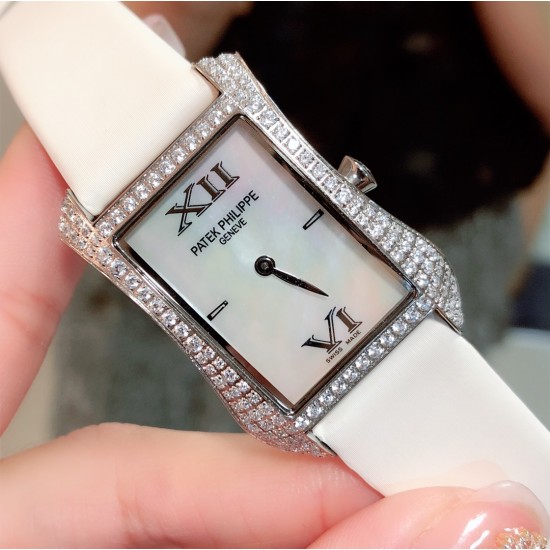 实拍 PATEK PHILIPPE百达翡丽系列 女士腕表(白金表壳搭配沙丁布带,表圈镶嵌天然锆石,蓝宝石玻璃,搭载瑞士石英机芯,尺寸30*34*7毫米) 实拍 PATEK PHILIPPE百达翡丽系列 女士腕表(白金表壳搭配沙丁布带,表圈镶嵌天然锆石,蓝宝石玻璃,搭载瑞士石英机芯,尺寸30*34*7毫米)