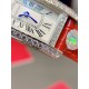 卡地亚-美国坦克-Cartier Tank Amricaine腕表,小号表款,三码合一。采用蓝宝水石晶镜面,瑞士石英机芯。原版开模,精钢表壳,八角形表冠,镶嵌一颗合成蓝色尖晶石,镀银表盘,剑形蓝钢指针,搭配原装光面折叠表扣,采用进口多色小牛皮。腕大表器优雅,深行受家青睐。表壳尺寸:34.80 x 19.00毫米。 卡地亚-美国坦克-Cartier Tank Amricaine腕表,小号表款,三码合一。采用蓝宝水石晶镜面,瑞士石英机芯。原版开模,精钢表壳,八角形表冠,镶嵌一颗合成蓝色尖晶石,镀银表盘,剑形蓝钢指针,搭配原装光面折叠表扣,采用进口多色小牛皮。腕大表器优雅,深行受家青睐。表壳尺寸:34.80 x 19.00毫米。