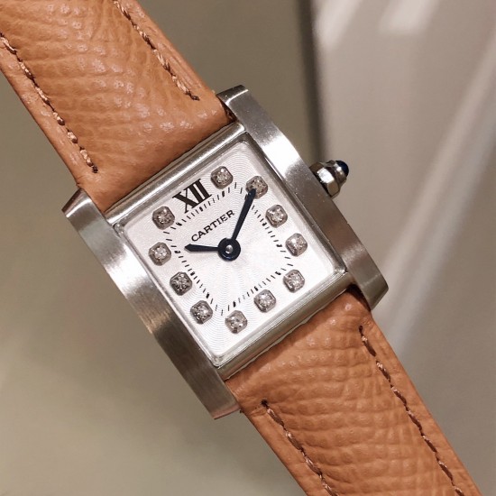 实拍卡地亚-CARTIER2020最新卡地亚法国坦克Cartier Tank Franaise系列,一款百搭性价比又高的手表 搭配全新专柜欧版风格定制的原厂表带,进口瑞士石英机芯。八角形表冠,镶嵌一颗凸圆形合成尖晶石,剑形蓝钢指针,蓝宝石水晶镜面,采用与原装一致的实心内罩,尺寸:25 x 20mm。佩戴舒适柔软服帖,上手显得高贵又典雅,很气质很女人独家货源。 实拍卡地亚-CARTIER2020最新卡地亚法国坦克Cartier Tank Franaise系列,一款百搭性价比又高的手表 搭配全新专柜欧版风格定制的原厂表带,进口瑞士石英机芯。八角形表冠,镶嵌一颗凸圆形合成尖晶石,剑形蓝钢指针,蓝宝石水晶镜面,采用与原装一致的实心内罩,尺寸:25 x 20mm。佩戴舒适柔软服帖,上手显得高贵又典雅,很气质很女人独家货源。