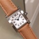 实拍卡地亚-CARTIER2020最新卡地亚法国坦克Cartier Tank Franaise系列,一款百搭性价比又高的手表 搭配全新专柜欧版风格定制的原厂表带,进口瑞士石英机芯。八角形表冠,镶嵌一颗凸圆形合成尖晶石,剑形蓝钢指针,蓝宝石水晶镜面,采用与原装一致的实心内罩,尺寸:25 x 20mm。佩戴舒适柔软服帖,上手显得高贵又典雅,很气质很女人独家货源。 实拍卡地亚-CARTIER2020最新卡地亚法国坦克Cartier Tank Franaise系列,一款百搭性价比又高的手表 搭配全新专柜欧版风格定制的原厂表带,进口瑞士石英机芯。八角形表冠,镶嵌一颗凸圆形合成尖晶石,剑形蓝钢指针,蓝宝石水晶镜面,采用与原装一致的实心内罩,尺寸:25 x 20mm。佩戴舒适柔软服帖,上手显得高贵又典雅,很气质很女人独家货源。