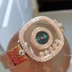 实拍 萧邦新增绿色表盘HAPPY DIAMONDS系列快乐钻腕表 3层蓝宝石玻璃镜面 我们就是自己的神话 原厂瑞士石英机芯 镜面内5颗快乐钻自由转动 活动钻石围绕表盘回旋起舞 制作精巧的表壳玩味透明概念 chopard家标志性的Happy钻石在两片蓝宝石水晶玻璃 形成的空间内自由滑动 充分展现自由和欢快的感觉 表壳顶端与底端各缀有一圈钻石 树叶形指针 较小的同心圆为珍珠母贝质地 呈圆满的球型 两个同心圆环上皆全手工镶有钻石 七颗灵动钻石如悬空漂浮一般 细节见真知。