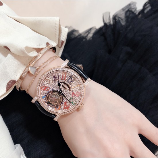 实拍 新品上市 法兰克穆勒 FRANCK MULLER 完美无瑕的设计,FM陀飞轮腕表震撼上市。腕表采用镂空式布局设计。机芯全貌一目了然,将复杂和神秘的陀飞轮装置完美显现。【重点介绍】采用精准稳定的海鸥陀飞轮手动机芯。丰满的机械感,。不仅将陀飞轮的机械美体现恰当,更是将她的神秘一览无遗的完美展示。【精彩细节】360度无死角镜面抛光,完美表达陀飞轮腕表高端大方的气质。意大利小牛皮表带,材质柔软,佩戴透气舒适,完美还原正品感觉。TW出品FM---GIGA陀飞轮,给您带来不一样的奢华体验! 实拍 新品上市 法兰克穆勒 FRANCK MULLER 完美无瑕的设计,FM陀飞轮腕表震撼上市。腕表采用镂空式布局设计。机芯全貌一目了然,将复杂和神秘的陀飞轮装置完美显现。【重点介绍】采用精准稳定的海鸥陀飞轮手动机芯。丰满的机械感,。不仅将陀飞轮的机械美体现恰当,更是将她的神秘一览无遗的完美展示。【精彩细节】360度无死角镜面抛光,完美表达陀飞轮腕表高端大方的气质。意大利小牛皮表带,材质柔软,佩戴透气舒适,完美还原正品感觉。TW出品FM---GIGA陀飞轮,给您带来不一样的奢华体验!