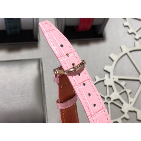 实拍【IWC 2019推出女士全新 Portofino波涛菲诺系列】1⃣️:壳套尺寸34mm/8.8mm采用316精钢材质打磨,每个壳套全程CNC处理所有细节达到完美2⃣️:采用进口日本9015天文台级别经过本厂严格把控 调试 达到零返修稳定性3⃣️:采用瑞士蓝宝石镜面 通透明亮4⃣️字面采用简洁的条丁罗马和表盘十二颗 设计呈现出精致典雅之感5⃣️:表带采用原装快速更换系统 搭配意大利小牛皮皮质柔软细腻:有六种颜色可选(绿色,兰色,黑色,深棕,酒红,粉色)6⃣️:原装表扣采用316精钢材质打磨 实拍【IWC 2019推出女士全新 Portofino波涛菲诺系列】1⃣️:壳套尺寸34mm/8.8mm采用316精钢材质打磨,每个壳套全程CNC处理所有细节达到完美2⃣️:采用进口日本9015天文台级别经过本厂严格把控 调试 达到零返修稳定性3⃣️:采用瑞士蓝宝石镜面 通透明亮4⃣️字面采用简洁的条丁罗马和表盘十二颗 设计呈现出精致典雅之感5⃣️:表带采用原装快速更换系统 搭配意大利小牛皮皮质柔软细腻:有六种颜色可选(绿色,兰色,黑色,深棕,酒红,粉色)6⃣️:原装表扣采用316精钢材质打磨