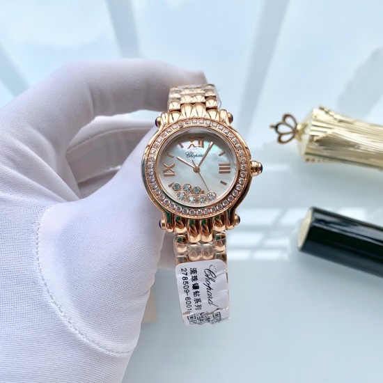 萧邦 Chopard Happy Diamonds 走珠系列腕表。巧妙运用其经典元素，发挥传奇般的大胆创意，展现浓厚的现代气息。天然珍珠贝母表盘搭配罗马、条钉刻度，采用双层玻璃镜面使钻石在表盘悬空游走，进口石英机芯，气质优雅之选，让你举手投足间优雅从容。尺寸32mm*35mm*10mm️