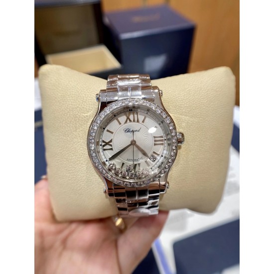 《YF出品》萧邦Happy Diamonds系列在女士腕表当中非常具有标志性,这款腕表拥有36和30毫米的腕表直径,对于大部分女士来说这个尺寸刚刚好。极具标志性的表壳设计搭配银色表盘,盘面上转动的钻石是萧邦Happy Diamonds最大的亮点设计所在。腕表搭载了自动上链机芯,能够为腕表提供42个小时的动力储存。。。YF臻品(2021新鲜上市):萧邦HAPPY DIAMONDS系列274893-5003腕表(精钢-玫瑰金-白色贝壳表盘,7颗彩色活动钻石,2892-2全自动机械,36毫米) 《YF出品》萧邦Happy Diamonds系列在女士腕表当中非常具有标志性,这款腕表拥有36和30毫米的腕表直径,对于大部分女士来说这个尺寸刚刚好。极具标志性的表壳设计搭配银色表盘,盘面上转动的钻石是萧邦Happy Diamonds最大的亮点设计所在。腕表搭载了自动上链机芯,能够为腕表提供42个小时的动力储存。。。YF臻品(2021新鲜上市):萧邦HAPPY DIAMONDS系列274893-5003腕表(精钢-玫瑰金-白色贝壳表盘,7颗彩色活动钻石,2892-2全自动机械,36毫米)