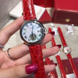 实拍 卡地亚蓝气球系列，陀飞轮机械女表火热上市，纯天然贝壳表盘流露着时尚唯美。机芯飞轮运作一目了然、尽显高贵奢华。直径宽36mm，厚11mm。
