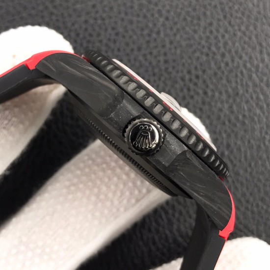 劳力士Rolex Daytona翡翠夜光全碳纤维GMT横空出世 这款获得天文台认证的首款全碳纤维GMT搭载2836全自动机械 蓝宝石抗刮损水晶镜面 碳纤维字面 完美复刻 原装同步橡树胶带 原装扣 更加柔软舒适 方便佩戴 爱不释手的劳力士GMT 品不完的一劳永逸!!! 劳力士Rolex Daytona翡翠夜光全碳纤维GMT横空出世 这款获得天文台认证的首款全碳纤维GMT搭载2836全自动机械 蓝宝石抗刮损水晶镜面 碳纤维字面 完美复刻 原装同步橡树胶带 原装扣 更加柔软舒适 方便佩戴 爱不释手的劳力士GMT 品不完的一劳永逸!!!