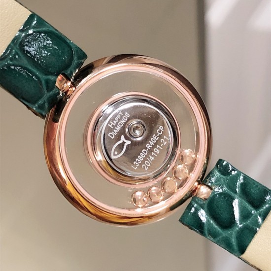 【独家美拍萧邦经邦萧邦HAPPY DIAMONDS系列快乐钻腕表】新增最新绿表盘 蓝宝石玻璃镜面 我们就是自己的神话 原厂瑞士石英机芯 镜面内7颗快乐钻自由转动 活动钻石围绕表盘回旋起舞 制作精巧的表壳玩味透明概念 chopard家标志性的Happy钻石在两片蓝宝石水晶玻璃 形成的空间内自由滑动 充分展现自由和欢快的感觉 表壳顶端与底端各缀有一圈钻石 树叶形指针 较小的同心圆为珍珠母贝质地 呈圆满的球型 两个同心圆环上皆全手工镶有钻石 七颗灵动钻石如悬空漂浮一般 细节见真知 【独家美拍萧邦经邦萧邦HAPPY DIAMONDS系列快乐钻腕表】新增最新绿表盘 蓝宝石玻璃镜面 我们就是自己的神话 原厂瑞士石英机芯 镜面内7颗快乐钻自由转动 活动钻石围绕表盘回旋起舞 制作精巧的表壳玩味透明概念 chopard家标志性的Happy钻石在两片蓝宝石水晶玻璃 形成的空间内自由滑动 充分展现自由和欢快的感觉 表壳顶端与底端各缀有一圈钻石 树叶形指针 较小的同心圆为珍珠母贝质地 呈圆满的球型 两个同心圆环上皆全手工镶有钻石 七颗灵动钻石如悬空漂浮一般 细节见真知