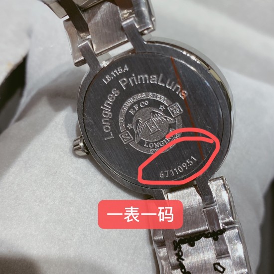★实拍 浪琴心月系列女士腕表,每个表都是一表一码,进口石英机芯,精钢圆形表壳,表径30mm,抗磨损合成双卜蓝宝石玻璃(数据同步正品),A级深海白色珍珠母贝字面,高档八角批花镐石钻丁刻度,蓝钢指针,精钢表链搭配原装三折式表扣。 ★实拍 浪琴心月系列女士腕表,每个表都是一表一码,进口石英机芯,精钢圆形表壳,表径30mm,抗磨损合成双卜蓝宝石玻璃(数据同步正品),A级深海白色珍珠母贝字面,高档八角批花镐石钻丁刻度,蓝钢指针,精钢表链搭配原装三折式表扣。
