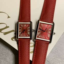 实拍最新版配色中国红 卡地亚超薄坦克Cartier Tank Solo系列，一款百搭 性价比又高的手表 采用瑞士石英机芯，圆珠形表冠，镶嵌一颗凸圆形合成尖晶石，镀银珠光表盘，罗马数字时标，剑形蓝钢指针，蓝宝石水晶镜面，可搭配进口鳄鱼纹牛皮表带，另有多种颜色荔枝纹原版皮为你打造个性化腕间配饰，直径：小号2431mm,中号2734mm。佩戴舒适柔软服帖，上手显得高贵又典雅，很气质很女人独家货源。「认准细节，欢迎质量对比」