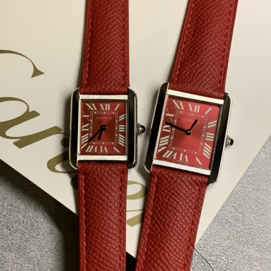 实拍最新版配色中国红 卡地亚超薄坦克Cartier Tank Solo系列,一款百搭 性价比又高的手表 采用瑞士石英机芯,圆珠形表冠,镶嵌一颗凸圆形合成尖晶石,镀银珠光表盘,罗马数字时标,剑形蓝钢指针,蓝宝石水晶镜面,可搭配进口鳄鱼纹牛皮表带,另有多种颜色荔枝纹原版皮为你打造个性化腕间配饰,直径:小号2431mm,中号2734mm。佩戴舒适柔软服帖,上手显得高贵又典雅,很气质很女人独家货源。「认准细节,欢迎质量对比」 实拍最新版配色中国红 卡地亚超薄坦克Cartier Tank Solo系列,一款百搭 性价比又高的手表 采用瑞士石英机芯,圆珠形表冠,镶嵌一颗凸圆形合成尖晶石,镀银珠光表盘,罗马数字时标,剑形蓝钢指针,蓝宝石水晶镜面,可搭配进口鳄鱼纹牛皮表带,另有多种颜色荔枝纹原版皮为你打造个性化腕间配饰,直径:小号2431mm,中号2734mm。佩戴舒适柔软服帖,上手显得高贵又典雅,很气质很女人独家货源。「认准细节,欢迎质量对比」