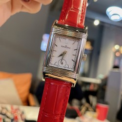 新款积家经典翻转系列高级女士腕表[飞吻][飞吻]精钢表壳，独特设计180度旋转翻盖，内置瑞士石英机芯，走时精准稳定！真皮表带，尺寸1比1[色][色]尺寸：23*34mm 厚度：13.5mm】