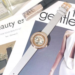 新方钻 伯爵-PIAGET，POSESSION时来运转系列，女士皮带腕表，镶饰方钻石，旋转圈口。这款高级女士腕表以Posession系列的标志性旋转圆环为灵感，搭配璀璨钻石彰显标志性风格，进口瑞士机芯，蓝宝石水晶玻璃，采用原装针式表扣佩戴方便！尺寸:29mm实物拍摄品质如一！