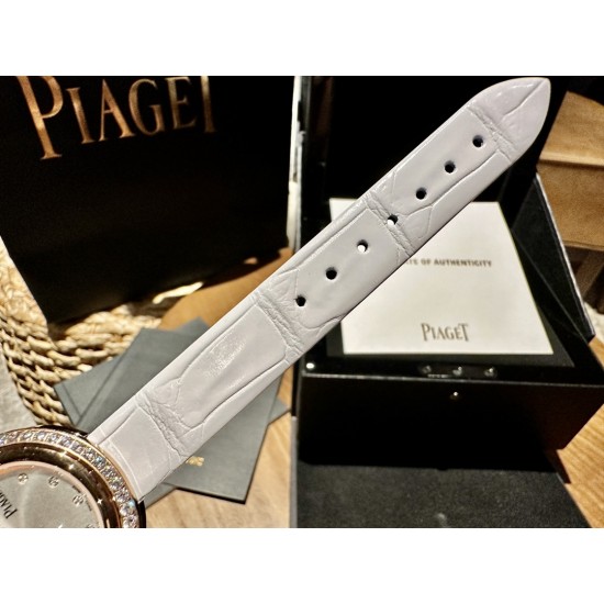 伯爵“时来运转”顶级奢侈品入门款第一眼看到它的时候我一眼就中,首先是外观设计足够百搭,旋转式表圈可自由转动,外层一圈可来回转动 很有寓意、一起“转动,遇见非凡”。百搭中号34尺寸!上手很秀气,彩色鳄鱼皮可轻松拆卸 看上去就高端,机芯采用瑞士进口石英机芯,螺旋式表圈316L精钢打磨抛光 表面光亮如镜、表盘内圈钻石刻度 11颗⭕️圆形美钻、外圈42颗圆形美钻 伯爵“时来运转”顶级奢侈品入门款第一眼看到它的时候我一眼就中,首先是外观设计足够百搭,旋转式表圈可自由转动,外层一圈可来回转动 很有寓意、一起“转动,遇见非凡”。百搭中号34尺寸!上手很秀气,彩色鳄鱼皮可轻松拆卸 看上去就高端,机芯采用瑞士进口石英机芯,螺旋式表圈316L精钢打磨抛光 表面光亮如镜、表盘内圈钻石刻度 11颗⭕️圆形美钻、外圈42颗圆形美钻