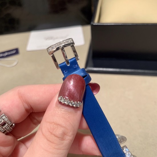 萧邦   LHEURE DU DIAMANT MEDIUM OVAL 此款LHeure du Diamant 椭圆形切割贝壳雕纹镶钻表盘 环以点缀钻石的表圈 优雅气韵 时尚风格和萧邦精湛的手工艺尽显无遗 光华耀眼