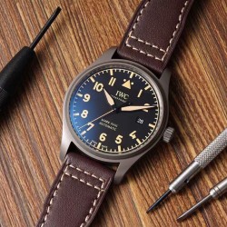 IWC 万国 钛灰 马克系列，日本全自动机械腕表，现震撼来袭，越带越有质感，尺寸39mm！棕色意大利小牛皮表带！