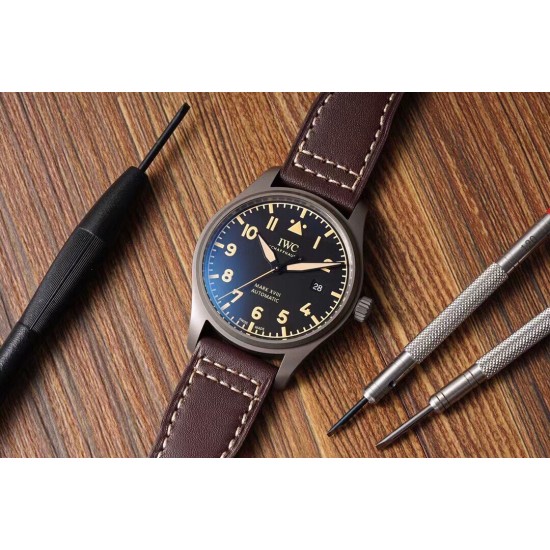 IWC 万国 钛灰 马克系列，日本全自动机械腕表，现震撼来袭，越带越有质感，尺寸39mm！棕色意大利小牛皮表带！