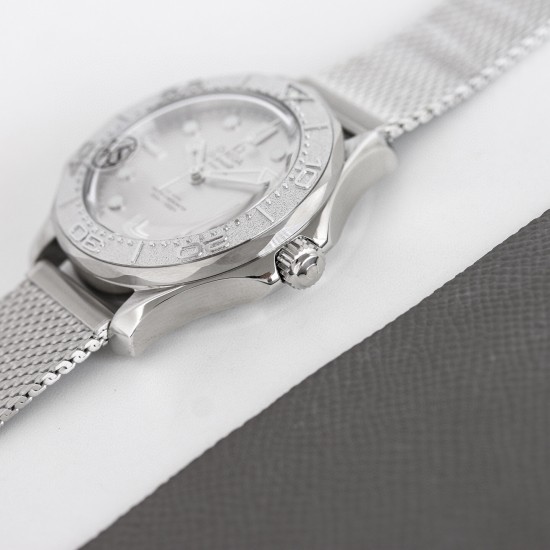 【 OMEGA 欧米茄 007-Seamaster Diver 300M 】推出新款海马300米无历型号!▪️圈口对标正品为铝圈,圈口刻度带冰蓝夜光效果。精磨网带,头粒与原版一致!细节到位!▪️表壳采用904精钢材质,抛光闪耀,坚固耐磨、不易氧化,长久佩戴依旧光采如新!▪️ 手工精磨水晶蓝宝石锅盖玻璃,闪亮耐刮,非普通玻璃镀膜!▪️独家定制8806双T机芯,功能与原版一致,超长72小时动能!更稳定!▪️ 下单即送胶带带扣子一副!限量发售,詹姆斯•邦德明星同款! 【 OMEGA 欧米茄 007-Seamaster Diver 300M 】推出新款海马300米无历型号!▪️圈口对标正品为铝圈,圈口刻度带冰蓝夜光效果。精磨网带,头粒与原版一致!细节到位!▪️表壳采用904精钢材质,抛光闪耀,坚固耐磨、不易氧化,长久佩戴依旧光采如新!▪️ 手工精磨水晶蓝宝石锅盖玻璃,闪亮耐刮,非普通玻璃镀膜!▪️独家定制8806双T机芯,功能与原版一致,超长72小时动能!更稳定!▪️ 下单即送胶带带扣子一副!限量发售,詹姆斯•邦德明星同款!