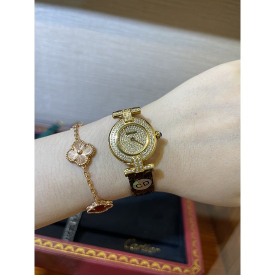 鳄鱼皮新品发布 奢华版满天星镶钻表盘卡地亚小旋风must de小金表vintage中古断货王，性价比高闭眼入。神仙颜值美绝trinity，小孩子才做选择，成年人都是all in![色]表径24mm，超薄厚度5.8mm，搭载瑞士石英机芯，罗马刻度奶油盘，简洁大两针，后镶天然美钻搭配鳄鱼皮表带更奢华超级闪。可仙可盐可甜，精致优雅上手绝美。时尚是一个经典的轮回～说不定今年的复古风，你就是走得最驾轻就熟的一个。推荐指数：⭐⭐⭐⭐⭐