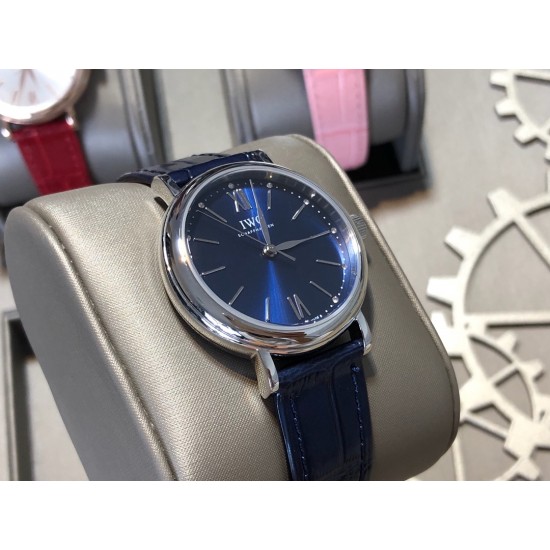 实拍【IWC 2019推出女士全新 Portofino波涛菲诺系列】1⃣️:壳套尺寸34mm/8.8mm采用316精钢材质打磨,每个壳套全程CNC处理所有细节达到完美2⃣️:采用进口日本9015天文台级别经过本厂严格把控 调试 达到零返修稳定性3⃣️:采用瑞士蓝宝石镜面 通透明亮4⃣️字面采用简洁的条丁罗马和表盘十二颗 设计呈现出精致典雅之感5⃣️:表带采用原装快速更换系统 搭配意大利小牛皮皮质柔软细腻:有六种颜色可选(绿色,兰色,黑色,深棕,酒红,粉色)6⃣️:原装表扣采用316精钢材质打磨 实拍【IWC 2019推出女士全新 Portofino波涛菲诺系列】1⃣️:壳套尺寸34mm/8.8mm采用316精钢材质打磨,每个壳套全程CNC处理所有细节达到完美2⃣️:采用进口日本9015天文台级别经过本厂严格把控 调试 达到零返修稳定性3⃣️:采用瑞士蓝宝石镜面 通透明亮4⃣️字面采用简洁的条丁罗马和表盘十二颗 设计呈现出精致典雅之感5⃣️:表带采用原装快速更换系统 搭配意大利小牛皮皮质柔软细腻:有六种颜色可选(绿色,兰色,黑色,深棕,酒红,粉色)6⃣️:原装表扣采用316精钢材质打磨
