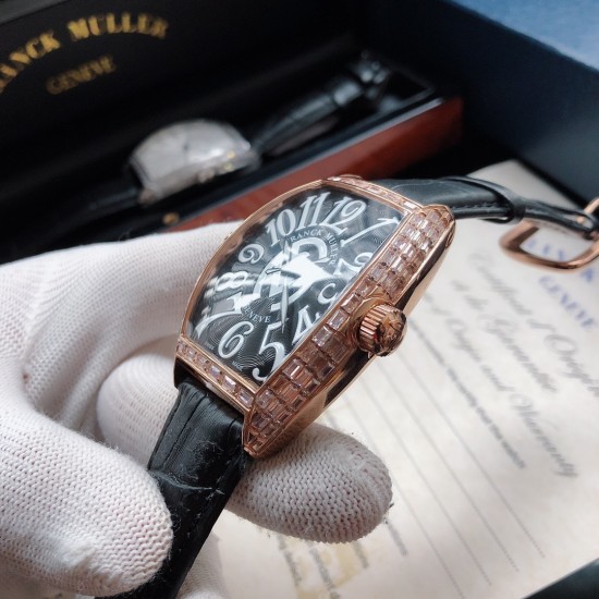 法兰克穆勒-Franck Muller 深受时尚男士及众多明星追捧的顶级腕表品牌,法兰克穆勒的标志性特征是其酒桶型表壳和夸张的弧度设计敖,采用手工镶砖手法制作,同时也拥有精湛的制表工艺,搭配全自动日本机械机芯,法兰克穆勒手表凝聚了无限心血、承载了无尽情感,是鉴赏家眼中出类拔萃敖、独一无二的完美杰作。尺寸55mmx42mmx13。FM-club™ 倾情推荐❗️ 法兰克穆勒-Franck Muller 深受时尚男士及众多明星追捧的顶级腕表品牌,法兰克穆勒的标志性特征是其酒桶型表壳和夸张的弧度设计敖,采用手工镶砖手法制作,同时也拥有精湛的制表工艺,搭配全自动日本机械机芯,法兰克穆勒手表凝聚了无限心血、承载了无尽情感,是鉴赏家眼中出类拔萃敖、独一无二的完美杰作。尺寸55mmx42mmx13。FM-club™ 倾情推荐❗️