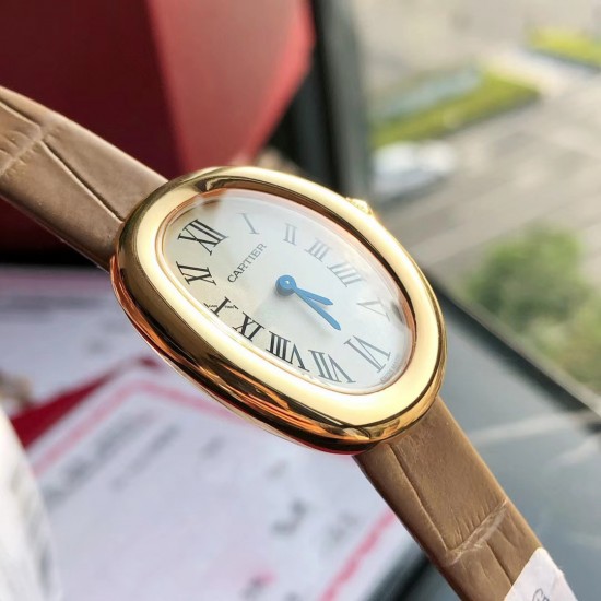 包金卡地亚浴缸系列卡家又一经典之作浴缸系列。实物拿到手的时候大吃一惊,颜值高 !椭圆外型的感觉正是典雅欧风浴缸形状,这也太好看了吧!相比蓝气球段位要高出不少一会儿观摩下公价便知主要是因为通体包真金……Baignoire浴缸系列腕表,小号表款,石英机芯。精钢包18K黄金表壳。包18K黄金圆珠形表冠,镶嵌一颗凸圆形蓝宝石。镀银表盘,剑形蓝钢指针,蓝宝石水晶镜面。灰褐色鳄鱼皮表带,包18K黄金针扣式表扣。表壳尺寸:32x26毫米厚度:8毫米防水深度3巴(约30米)生活防水 包金卡地亚浴缸系列卡家又一经典之作浴缸系列。实物拿到手的时候大吃一惊,颜值高 !椭圆外型的感觉正是典雅欧风浴缸形状,这也太好看了吧!相比蓝气球段位要高出不少一会儿观摩下公价便知主要是因为通体包真金……Baignoire浴缸系列腕表,小号表款,石英机芯。精钢包18K黄金表壳。包18K黄金圆珠形表冠,镶嵌一颗凸圆形蓝宝石。镀银表盘,剑形蓝钢指针,蓝宝石水晶镜面。灰褐色鳄鱼皮表带,包18K黄金针扣式表扣。表壳尺寸:32x26毫米厚度:8毫米防水深度3巴(约30米)生活防水