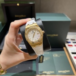 全网女神看过来[勾引][勾引]。独家现货，这款爱彼女表才是最具有性价比的…爱彼皇家橡树系列型号67601石英腕表，皇家橡树系列独有的八角形外观还拥有爱彼独特的设计风格也将女士优雅风格融入其中，深受女明星们的爱戴，即使只有33毫米的小尺寸，也将爱彼独有的纯净美感与刚毅线条展现的淋漓尽致而镶满钻石的表圈也为佩戴的女士增添了更多的柔美。巴蒂镶嵌一枚半透明凸面蓝宝石，搭载瑞士进口石英机芯，拥有实用的日历显示功能，女士们佩戴起来不会显得沉重 ！这种货一般数量不是很多哦