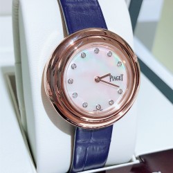 ★实拍 伯爵-PIAGET，时尚石英女款，来自Possession系列诚意推荐，魅力十足的臻品采用瑞士石英机芯，蓝宝石水晶玻璃镜面，表圈可360度旋转，在不经意的旋转之间带来不同的好心情灵动搭配，转动间，专属于你独一无二的个性造型耀目而生有光圈、单排钻和双排钻任性选择！表壳直径34mm厚度8mm。