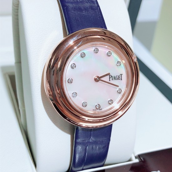 ★实拍 伯爵-PIAGET,时尚石英女款,来自Possession系列诚意推荐,魅力十足的臻品采用瑞士石英机芯,蓝宝石水晶玻璃镜面,表圈可360度旋转,在不经意的旋转之间带来不同的好心情灵动搭配,转动间,专属于你独一无二的个性造型耀目而生有光圈、单排钻和双排钻任性选择!表壳直径34mm厚度8mm。 ★实拍 伯爵-PIAGET,时尚石英女款,来自Possession系列诚意推荐,魅力十足的臻品采用瑞士石英机芯,蓝宝石水晶玻璃镜面,表圈可360度旋转,在不经意的旋转之间带来不同的好心情灵动搭配,转动间,专属于你独一无二的个性造型耀目而生有光圈、单排钻和双排钻任性选择!表壳直径34mm厚度8mm。