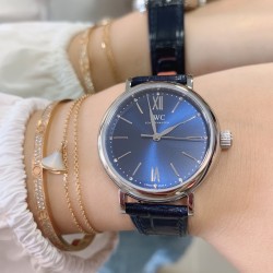 实拍【IWC 2019推出女士全新 Portofino波涛菲诺系列】1⃣️:壳套尺寸34mm/8.8mm采用316精钢材质打磨，每个壳套全程CNC处理所有细节达到完美2⃣️:采用进口日本9015天文台级别经过本厂严格把控 调试 达到零返修稳定性3⃣️:采用瑞士蓝宝石镜面 通透明亮4⃣️字面采用简洁的条丁罗马和表盘十二颗 设计呈现出精致典雅之感5⃣️:表带采用原装快速更换系统 搭配意大利小牛皮皮质柔软细腻:有六种颜色可选(绿色，兰色，黑色，深棕，酒红，粉色)6⃣️:原装表扣采用316精钢材质打磨