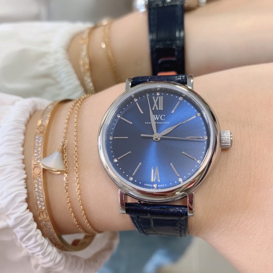 实拍【IWC 2019推出女士全新 Portofino波涛菲诺系列】1⃣️:壳套尺寸34mm/8.8mm采用316精钢材质打磨,每个壳套全程CNC处理所有细节达到完美2⃣️:采用进口日本9015天文台级别经过本厂严格把控 调试 达到零返修稳定性3⃣️:采用瑞士蓝宝石镜面 通透明亮4⃣️字面采用简洁的条丁罗马和表盘十二颗 设计呈现出精致典雅之感5⃣️:表带采用原装快速更换系统 搭配意大利小牛皮皮质柔软细腻:有六种颜色可选(绿色,兰色,黑色,深棕,酒红,粉色)6⃣️:原装表扣采用316精钢材质打磨 实拍【IWC 2019推出女士全新 Portofino波涛菲诺系列】1⃣️:壳套尺寸34mm/8.8mm采用316精钢材质打磨,每个壳套全程CNC处理所有细节达到完美2⃣️:采用进口日本9015天文台级别经过本厂严格把控 调试 达到零返修稳定性3⃣️:采用瑞士蓝宝石镜面 通透明亮4⃣️字面采用简洁的条丁罗马和表盘十二颗 设计呈现出精致典雅之感5⃣️:表带采用原装快速更换系统 搭配意大利小牛皮皮质柔软细腻:有六种颜色可选(绿色,兰色,黑色,深棕,酒红,粉色)6⃣️:原装表扣采用316精钢材质打磨