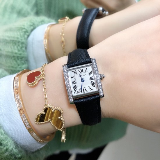 实拍卡地亚-CARTIER2020最新卡地亚法国坦克Cartier Tank Franaise系列,一款百搭性价比又高的手表 搭配全新专柜欧版风格定制的原厂表带,进口瑞士石英机芯。八角形表冠,镶嵌一颗凸圆形合成尖晶石,剑形蓝钢指针,蓝宝石水晶镜面,采用与原装一致的实心内罩,尺寸:25 x 20mm。佩戴舒适柔软服帖,上手显得高贵又典雅,很气质很女人独家货源。 实拍卡地亚-CARTIER2020最新卡地亚法国坦克Cartier Tank Franaise系列,一款百搭性价比又高的手表 搭配全新专柜欧版风格定制的原厂表带,进口瑞士石英机芯。八角形表冠,镶嵌一颗凸圆形合成尖晶石,剑形蓝钢指针,蓝宝石水晶镜面,采用与原装一致的实心内罩,尺寸:25 x 20mm。佩戴舒适柔软服帖,上手显得高贵又典雅,很气质很女人独家货源。