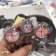 卡地亚 「 Cartier 」瑞士进口石英机芯 原装1:1复刻 凸面弧形表壳,扭索雕纹表盘,剑形指针,在卡地亚制表世界中,Ballon Bleu 蓝气球腕表以风格细腻,格调高雅著称。 卡地亚 「 Cartier 」瑞士进口石英机芯 原装1:1复刻 凸面弧形表壳,扭索雕纹表盘,剑形指针,在卡地亚制表世界中,Ballon Bleu 蓝气球腕表以风格细腻,格调高雅著称。