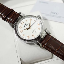 IWC万国 系列:150周年达文西系列1:1原装高端复刻 尺寸:40mm【表壳】每一个浑圆型的表壳都经过制表师专心致志的打磨，可移动式表耳使表带更加贴合手腕。两者配合使腕表产生独特的复古魅力。【机芯】采用优雅纤薄!!的海鸥独家定制自动上弦机芯，具备逆时针调试日历的功能（吻合正品）我们精心制作出万国表独特的外观魅力，更是追求复刻其内在的灵魂。