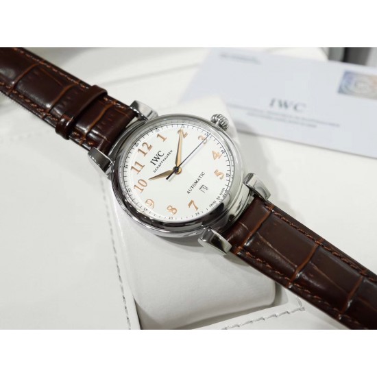 IWC万国 系列:150周年达文西系列1:1原装高端复刻 尺寸:40mm【表壳】每一个浑圆型的表壳都经过制表师专心致志的打磨,可移动式表耳使表带更加贴合手腕。两者配合使腕表产生独特的复古魅力。【机芯】采用优雅纤薄!!的海鸥独家定制自动上弦机芯,具备逆时针调试日历的功能(吻合正品)我们精心制作出万国表独特的外观魅力,更是追求复刻其内在的灵魂。 IWC万国 系列:150周年达文西系列1:1原装高端复刻 尺寸:40mm【表壳】每一个浑圆型的表壳都经过制表师专心致志的打磨,可移动式表耳使表带更加贴合手腕。两者配合使腕表产生独特的复古魅力。【机芯】采用优雅纤薄!!的海鸥独家定制自动上弦机芯,具备逆时针调试日历的功能(吻合正品)我们精心制作出万国表独特的外观魅力,更是追求复刻其内在的灵魂。