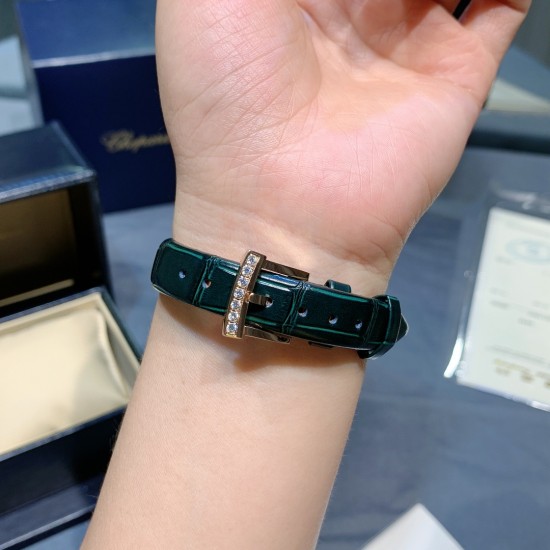 实拍 萧邦新款不断 重点推荐 重磅来袭 LHEUR DU DIAMANT珠宝镶系列,全套精钢镂空打造,光滑精致无暇,采用最新手法三爪镶石工艺,与原装正品一致,尺寸及细节完美至无可挑剔,整表美轮美奂由你任意搭配出行或各种宴会派对,该款专用进口石英机芯,走时稳定性众所周知!表扣饱满不显臃肿,蓝宝石水晶镜面,钻石及整个表扣呈现的弧度与镂空的鸟巢壳身完美绝配,搭配之对应效果令你无可挑剔,表带制作精良,狠下本钱采用进口高光牛皮 一点也不逊于市场的一般鳄鱼皮,尺寸:30mm厚10mm 实拍 萧邦新款不断 重点推荐 重磅来袭 LHEUR DU DIAMANT珠宝镶系列,全套精钢镂空打造,光滑精致无暇,采用最新手法三爪镶石工艺,与原装正品一致,尺寸及细节完美至无可挑剔,整表美轮美奂由你任意搭配出行或各种宴会派对,该款专用进口石英机芯,走时稳定性众所周知!表扣饱满不显臃肿,蓝宝石水晶镜面,钻石及整个表扣呈现的弧度与镂空的鸟巢壳身完美绝配,搭配之对应效果令你无可挑剔,表带制作精良,狠下本钱采用进口高光牛皮 一点也不逊于市场的一般鳄鱼皮,尺寸:30mm厚10mm