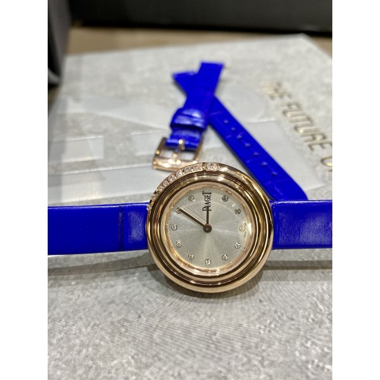 全网女生听我的!买它…❤️。 伯爵“时来运转”顶级奢侈品入门款精致的 29mm尺寸大小!第一眼看到它的时候我一眼就中,首先是外观设计足够百搭,➕上外层一圈可来回转动 很有寓意、一起“转动,遇见非凡”。上手很秀气,彩色鳄鱼皮可轻松拆卸 看上去就高端,机芯采用瑞士进口石英机芯,螺旋式表圈316L精钢打磨抛光 表面光亮如镜、表盘内圈钻石刻度 11颗⭕️圆形美钻(约0.07克拉)外圈一颗圆形美钻(约0.05克拉) 全网女生听我的!买它…❤️。 伯爵“时来运转”顶级奢侈品入门款精致的 29mm尺寸大小!第一眼看到它的时候我一眼就中,首先是外观设计足够百搭,➕上外层一圈可来回转动 很有寓意、一起“转动,遇见非凡”。上手很秀气,彩色鳄鱼皮可轻松拆卸 看上去就高端,机芯采用瑞士进口石英机芯,螺旋式表圈316L精钢打磨抛光 表面光亮如镜、表盘内圈钻石刻度 11颗⭕️圆形美钻(约0.07克拉)外圈一颗圆形美钻(约0.05克拉)