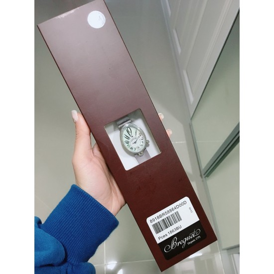 ⚠️到货啦 新版宝玑 实拍 Breguet-宝玑那不勒斯皇后系列! 史上最强最美 超薄 最新升级版本 绝对值得拥有的一款 正品一致的拉丁料绢表带 蓝宝石拱桥弧形玻璃 表盘用天然白色珍珠母贝 阿拉伯数字时符 经典的蓝钢宝玑指针 6点位设有一颗水滴形钻石 机芯是586/1自动上链机 我们一直正品完美复刻 那不勒斯皇后款 绝对的女神气质名媛款 最重要的是百搭得来不失少女心 必入款❗带上一秒变女神,各种派对,晚会,聚会,约会,发布会,让你BlingBling。 ⚠️到货啦 新版宝玑 实拍 Breguet-宝玑那不勒斯皇后系列! 史上最强最美 超薄 最新升级版本 绝对值得拥有的一款 正品一致的拉丁料绢表带 蓝宝石拱桥弧形玻璃 表盘用天然白色珍珠母贝 阿拉伯数字时符 经典的蓝钢宝玑指针 6点位设有一颗水滴形钻石 机芯是586/1自动上链机 我们一直正品完美复刻 那不勒斯皇后款 绝对的女神气质名媛款 最重要的是百搭得来不失少女心 必入款❗带上一秒变女神,各种派对,晚会,聚会,约会,发布会,让你BlingBling。