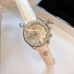 时光淙淙，细品每一刻芳香醇厚。欧米茄超霸系列38mm“卡布奇诺”有着双色的表盘配色，3个椭圆形小表盘的设计也令人眼前一亮。316精钢表壳福独特和欧米茄独特的Sedna️18K金搭配，整个表壳外圈镶钻，显得璀璨耀眼，匠具独心的双重表圈设计将钻石的闪亮光泽与超霸原型表款的运动精神完美融合，简直太显精致时髦感了！「MX实拍」如此传奇的它颜值真的超能打，此款配色真的很治愈，不仅颜色百搭，完全不挑肤色！