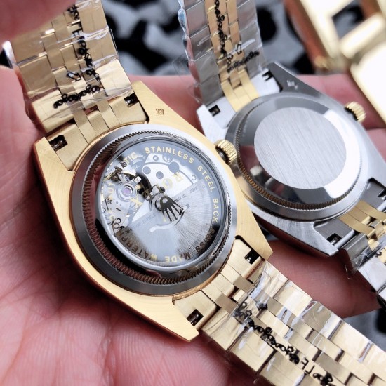 实物拍摄品牌：劳力士-ROLEX 日志型V3升级版  超强防水类型：[酷]男士腕表表壳：316精钢（做工优质）表带：顶级316精钢(两种可选)机芯：进口8215全自动机械机芯（走时稳定）玻璃：高级蓝宝石镜面(防划花)尺寸：直径38mm，厚度12mm