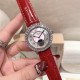 实拍 积家-Jaeger-LeCoultre DAZZLING RENDEZ- VOUS MOON约会系列月相珠宝腕表月之女神,是浪漫与柔美的象征,她掌管着大自然中的潮起潮落和季节更替,是艺术家与诗人们的灵感源泉,在温润莹亮的白色珍珠母贝映衬下,晶莹璀璨的钻石散发出夜空般的静谧之美,表圈镶嵌108颗 钻石,组成两个环绕表壳的同心圆。由36颗以爪镶工艺镶嵌的 钻石组成的外圈,为光芒闪耀的表圈营造出轻盈美妙的质感,尺寸36mm的精钢表壳搭配进口瑞士石英,采用蓝宝石水晶玻璃。 实拍 积家-Jaeger-LeCoultre DAZZLING RENDEZ- VOUS MOON约会系列月相珠宝腕表月之女神,是浪漫与柔美的象征,她掌管着大自然中的潮起潮落和季节更替,是艺术家与诗人们的灵感源泉,在温润莹亮的白色珍珠母贝映衬下,晶莹璀璨的钻石散发出夜空般的静谧之美,表圈镶嵌108颗 钻石,组成两个环绕表壳的同心圆。由36颗以爪镶工艺镶嵌的 钻石组成的外圈,为光芒闪耀的表圈营造出轻盈美妙的质感,尺寸36mm的精钢表壳搭配进口瑞士石英,采用蓝宝石水晶玻璃。