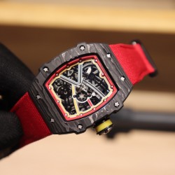 理查德米勒 Richard Mille  RM67-02跳高之王冠军款 1:1精准开模 采用100%的(NTPT碳纤维/陶瓷材料)制造 形成表壳上的特殊纹理 搭载原装西铁城全自动机械机芯 摆幅28800 无论壳身大小零散小件也是精心设计 技术成熟并独具动感的线条设计优点 搭配特色尼龙表带 尺寸48X42mm！！！