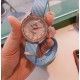 欧米茄 OMEGA 海马系列 AQUA TERRA 至臻天文台女士腕表环镶璀璨美钻,诠释情致迷人风范。表盘以白色珍珠母贝制成,平添柔和细腻质感,搭配镶钻小时刻度。全新尼龙表带与牛皮表带,不同组合,焕新风采。腕表与表带和谐相称,让您尝试不同的搭配方式,收获无限惊喜发掘专属于您的个性腕表造型! 欧米茄 OMEGA 海马系列 AQUA TERRA 至臻天文台女士腕表环镶璀璨美钻,诠释情致迷人风范。表盘以白色珍珠母贝制成,平添柔和细腻质感,搭配镶钻小时刻度。全新尼龙表带与牛皮表带,不同组合,焕新风采。腕表与表带和谐相称,让您尝试不同的搭配方式,收获无限惊喜发掘专属于您的个性腕表造型!