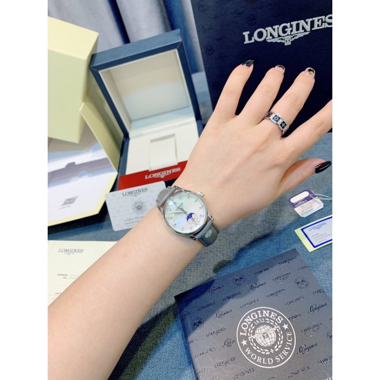 【赵丽颖同款】Longines浪琴 名匠系列女士腕表。全新浪琴名匠月相腕表系列。 诠释女性高贵典雅。精钢表壳直径:34毫米尺寸。官方一致6字位月相1-31日期显示功能。进口石英机芯。三码合一。采用进口头层牛皮、原装蝴蝶扣。珍珠母贝表盘在女表中是运用较多的元素,浪琴为其搭配了12颗钻石时标,将女性魅力发挥到极致。盘面6点钟位置的小表盘显示月相和日期,兼顾实用性和浪漫感,精巧别致。字表盘扫描打版,颜色、“麦粒”格纹深浅、内影字体大小粗细与正品完全一致。 【赵丽颖同款】Longines浪琴 名匠系列女士腕表。全新浪琴名匠月相腕表系列。 诠释女性高贵典雅。精钢表壳直径:34毫米尺寸。官方一致6字位月相1-31日期显示功能。进口石英机芯。三码合一。采用进口头层牛皮、原装蝴蝶扣。珍珠母贝表盘在女表中是运用较多的元素,浪琴为其搭配了12颗钻石时标,将女性魅力发挥到极致。盘面6点钟位置的小表盘显示月相和日期,兼顾实用性和浪漫感,精巧别致。字表盘扫描打版,颜色、“麦粒”格纹深浅、内影字体大小粗细与正品完全一致。