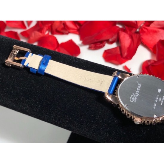 萧邦新款 LHEURE DU DIAMANT MEDIUM OVAL 此款LHeure du Diamant 椭圆形切割雕纹镶钻表盘 环以点缀钻石的表圈 优雅气韵 时尚风格和萧邦精湛的手工艺尽显无遗 光华耀目 MM™ 白玫同价